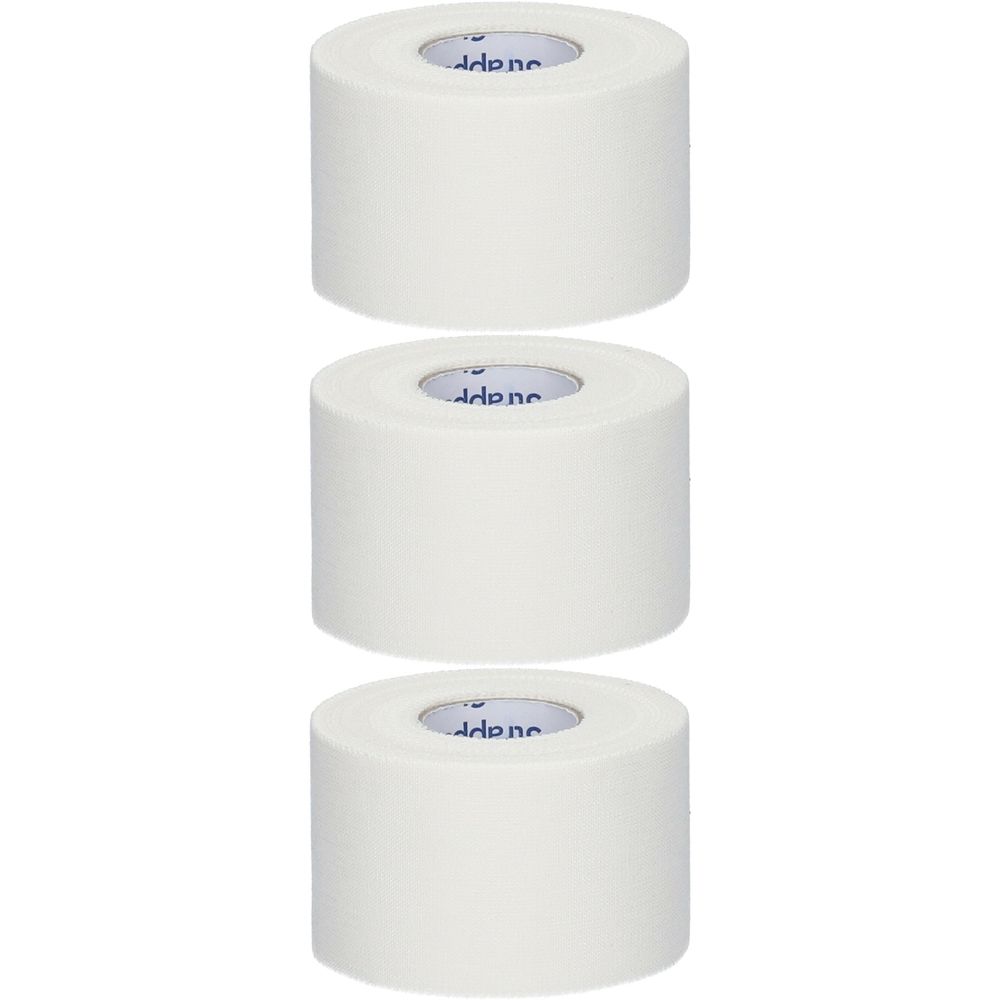 Trois rouleaux de ruban adhésif blanc. Le nom de la marque est visible à l'intérieur.