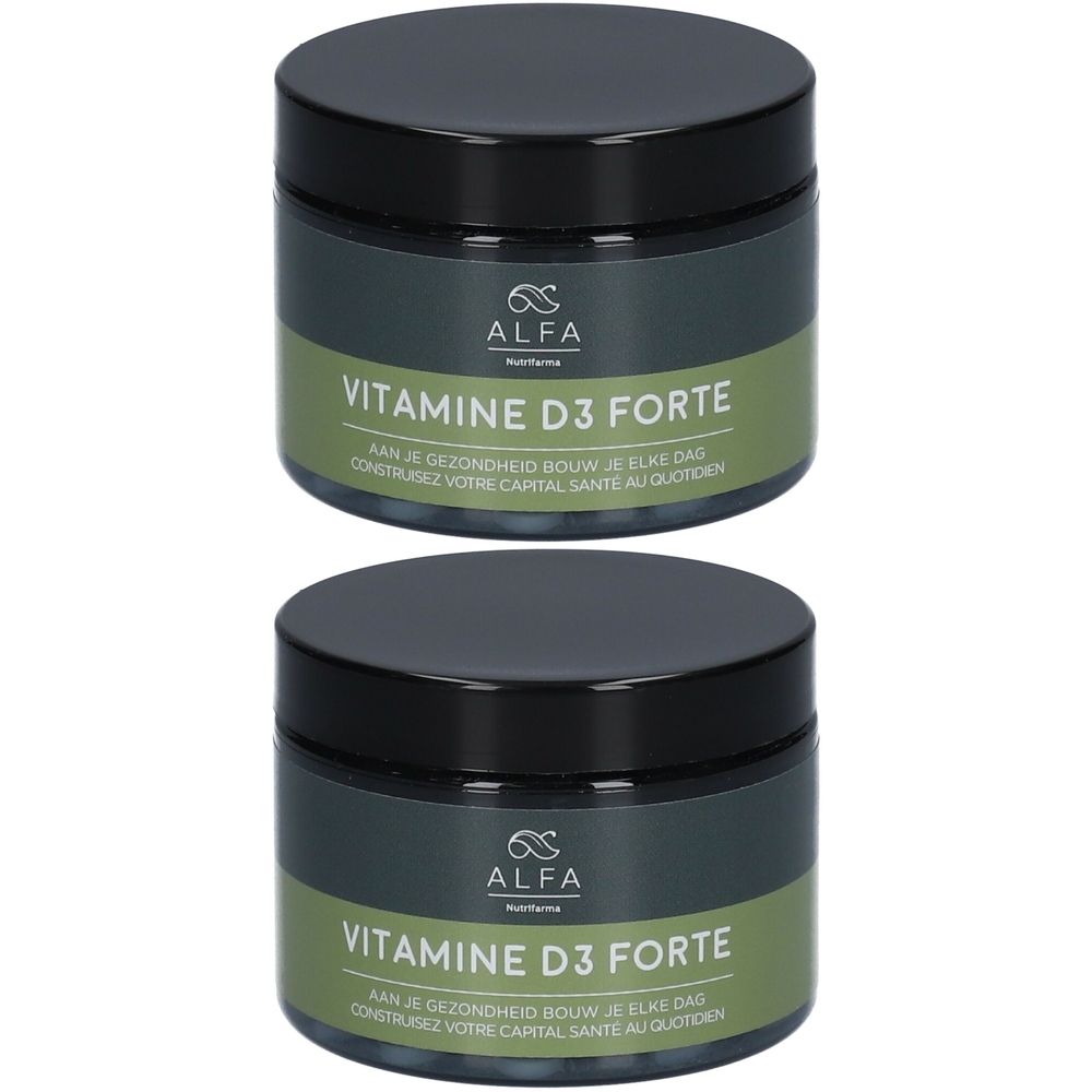 Deux pots de D3 Forte avec couvercles noirs. Inscription : Alfa, Vitamine D3 Forte. Étiquettes vertes avec texte.