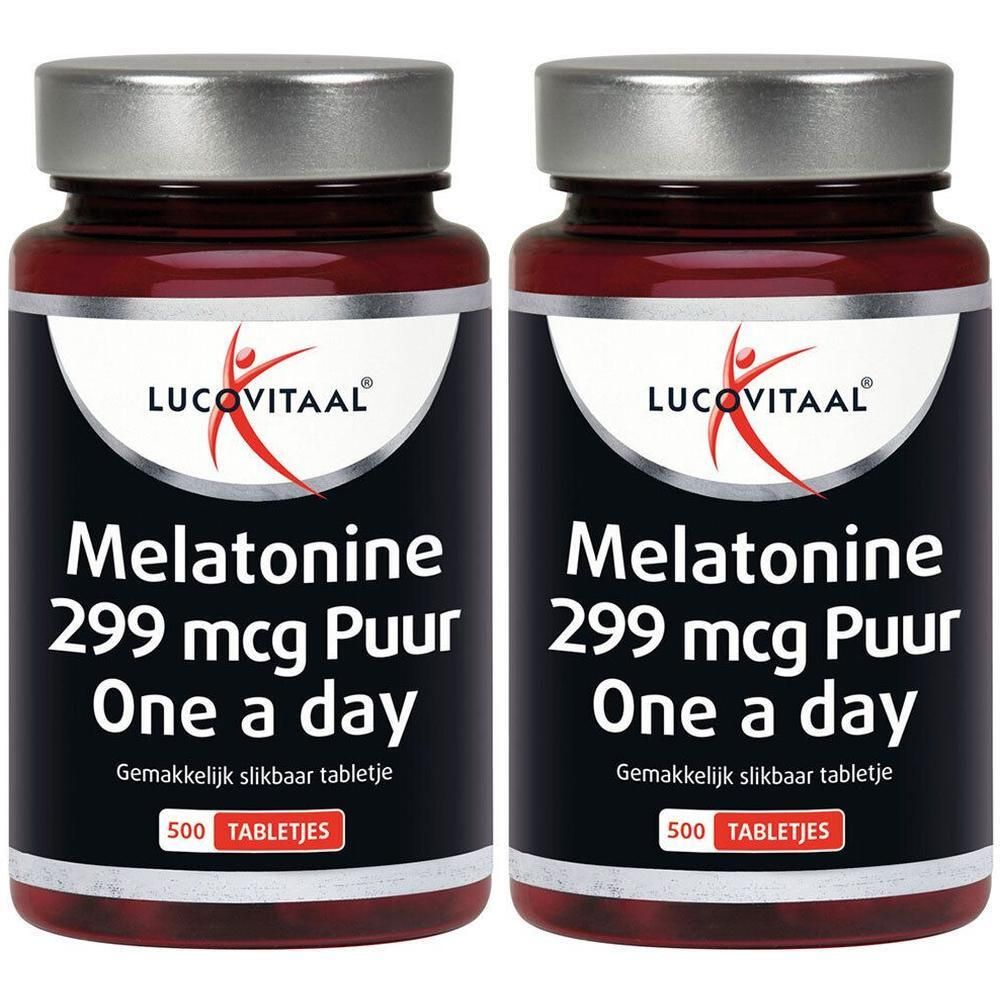 Deux flacons avec étiquette noire. Inscription : Mélatonine 299 mcg Puur, One a day. 500 comprimés. Marque Lucovitaal.
