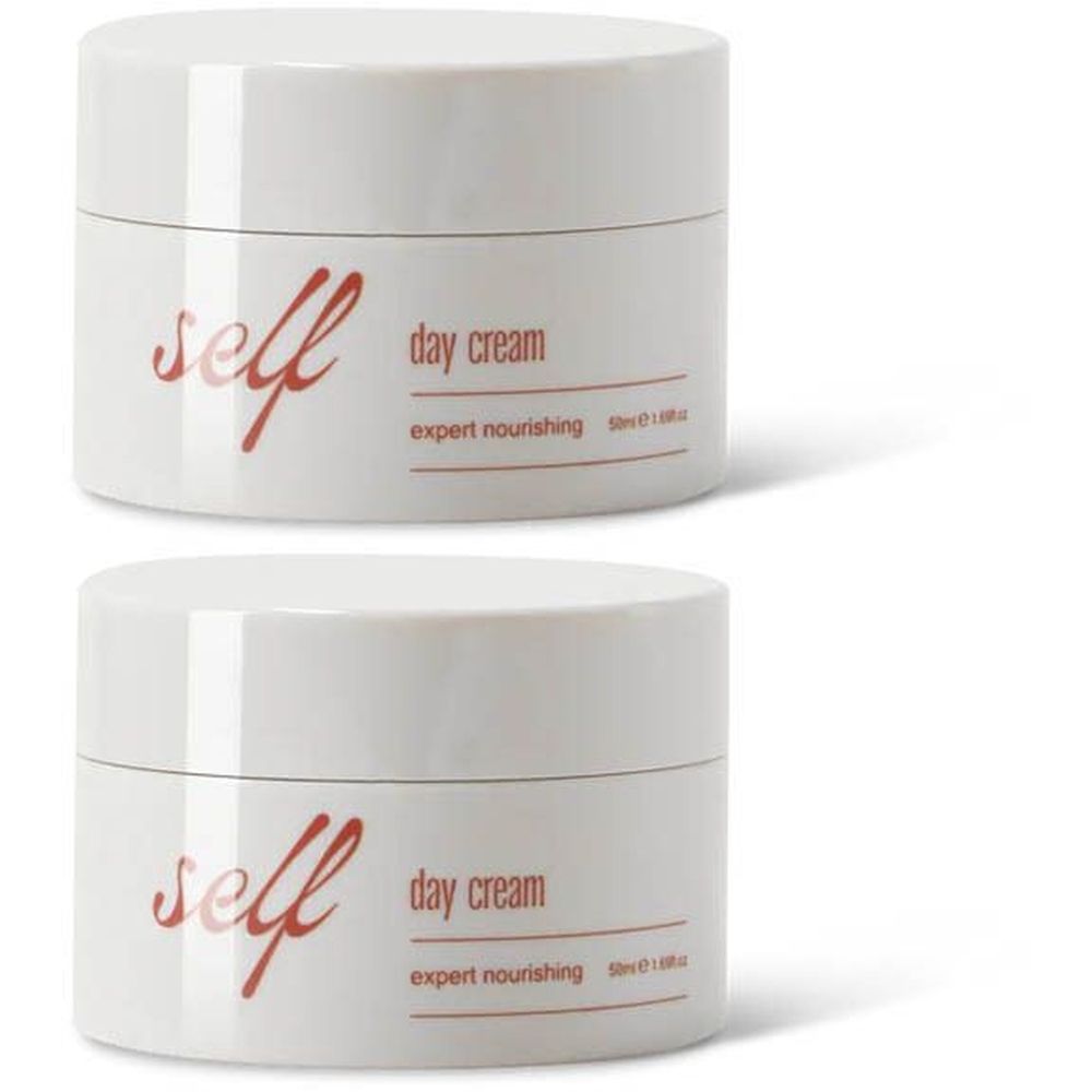 Deux pots crème avec texte rouge: "self day cream expert nourishing". Inscription "50ml e 1.69 fl oz".