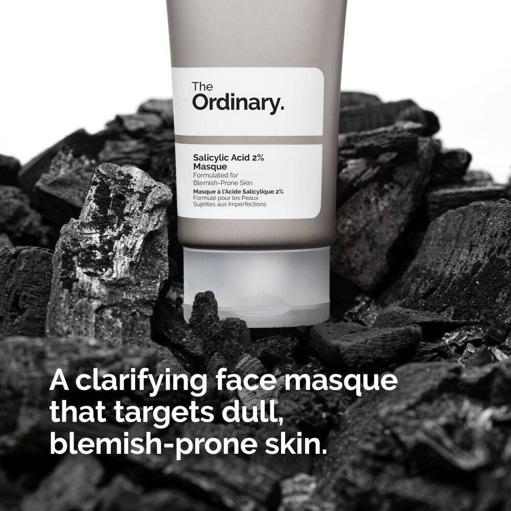 Masque The Ordinary Salicylic Acid 2% sur fond de charbon de bois.