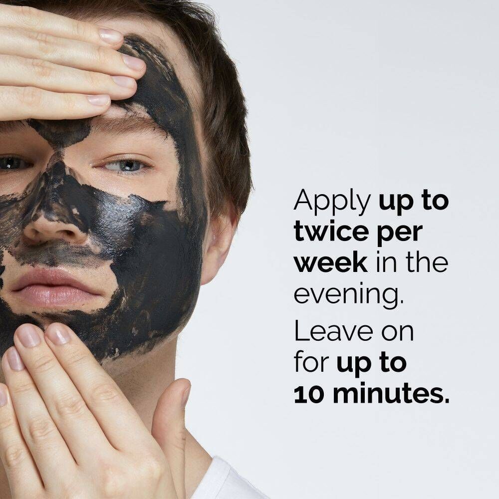 Homme appliquant le masque The Ordinary Salicylic Acid 2% sur son visage.