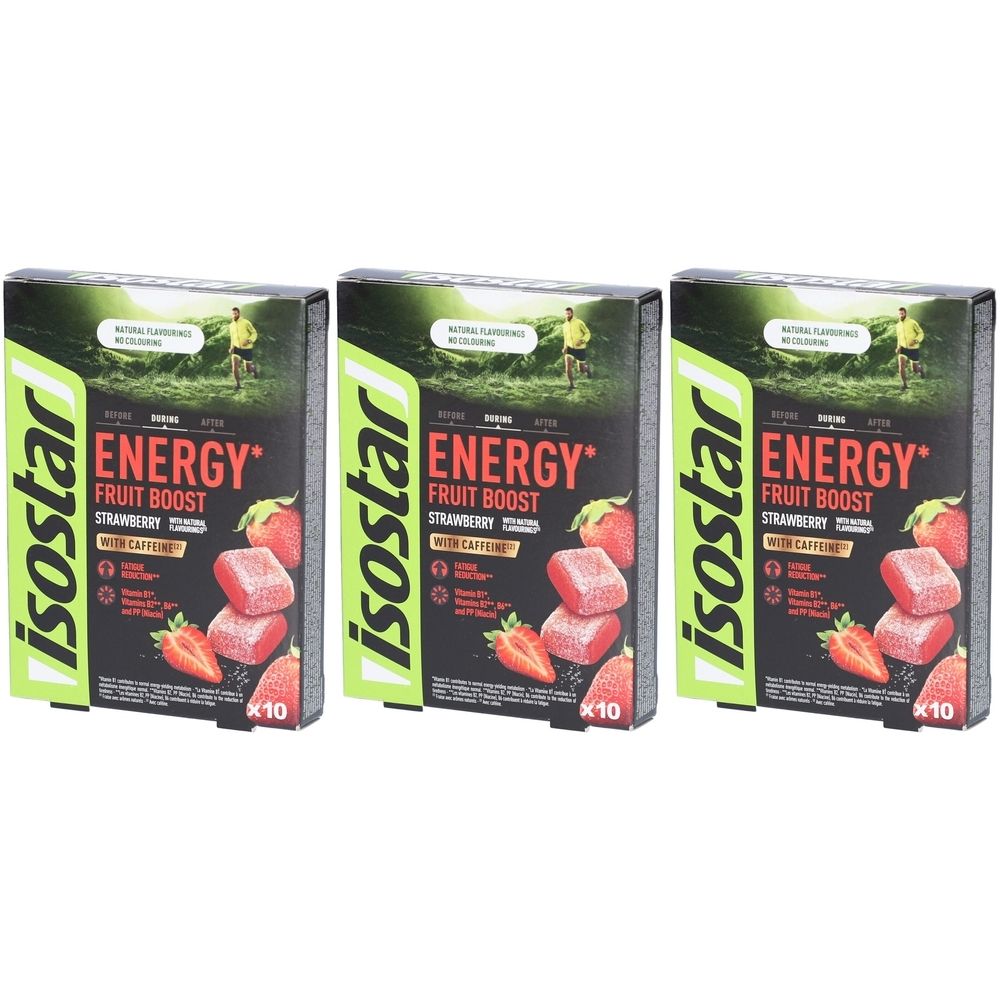 Trois boîtes Isostar Energy Fruit Boost Fraise. Emballage noir avec des accents verts et rouges. Montre des fraises et des morceaux de fruits.