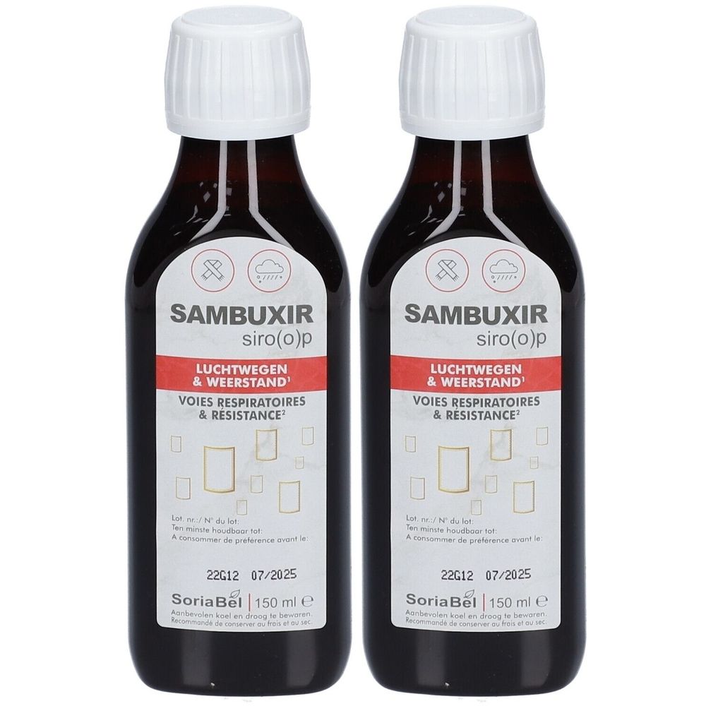 Deux flacons de sirop SoriaBel Sambuxir. Liquide brun dans des bouteilles en verre avec bouchon blanc. Étiquettes rouges avec texte.