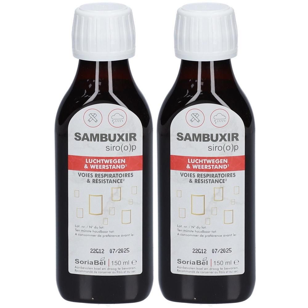 Deux flacons de sirop SoriaBel Sambuxir. Liquide brun dans des bouteilles en verre avec bouchon blanc. Étiquettes rouges avec texte.