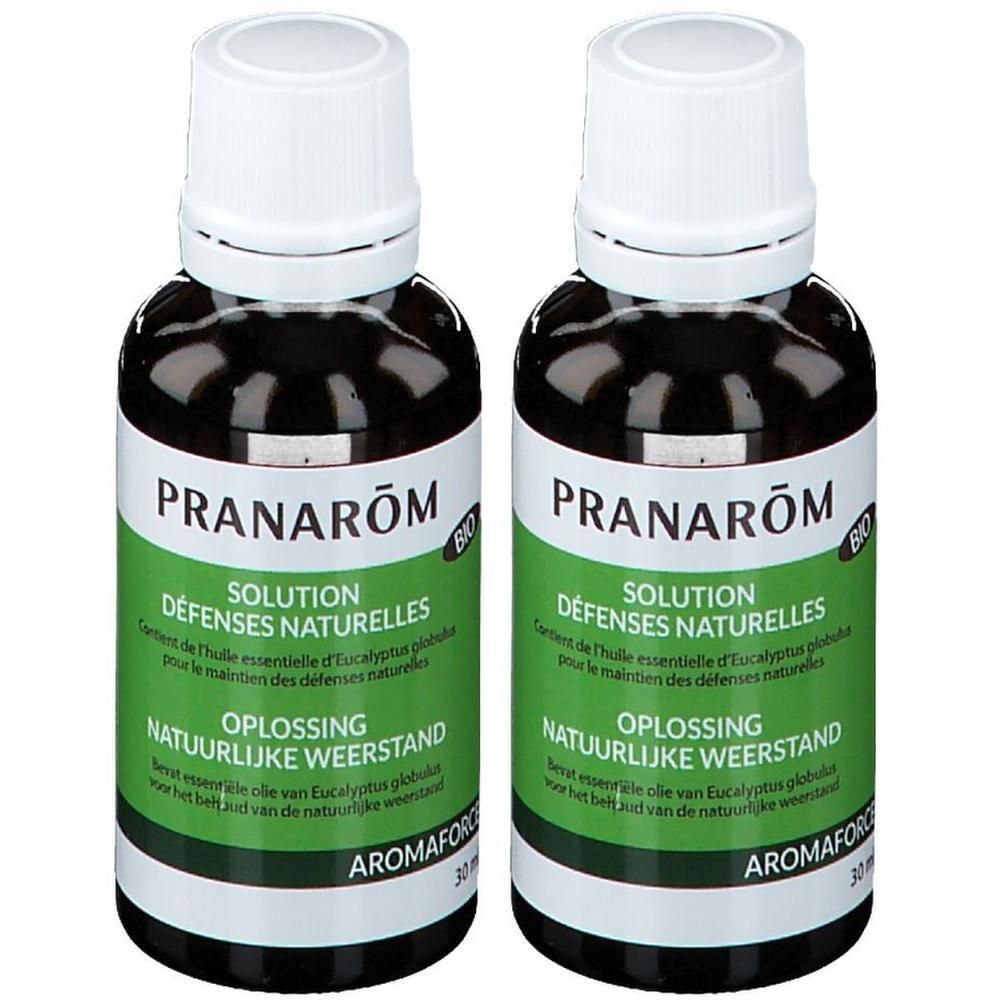 Deux flacons Pranarôm Aromaforce. Solution Défenses Naturelles. Étiquettes vertes, bouchons blancs.