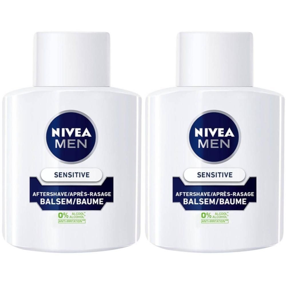 Deux flacons blancs de NIVEA MEN Sensitive After Shave Balsam. Logos et texte bleus. Indication 0% alcool.