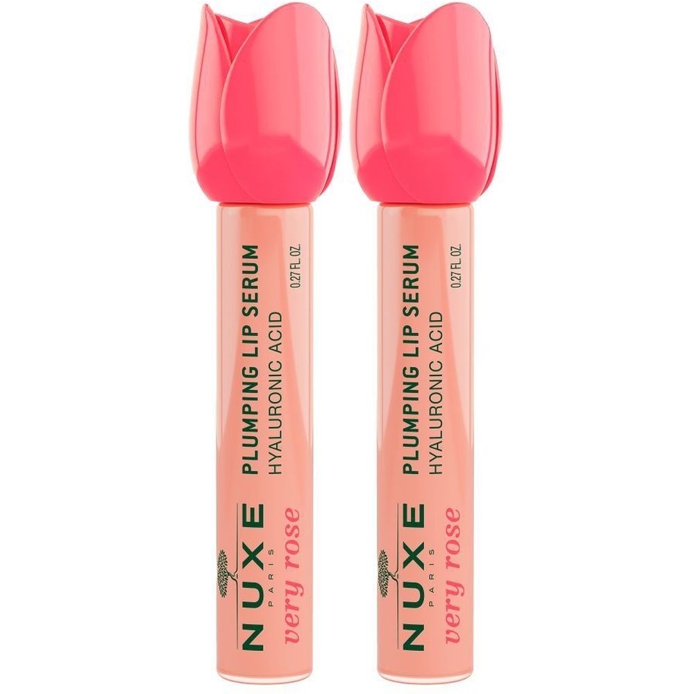 Deux sérums à lèvres avec bouchons roses en forme de rose. Inscription : Nuxe Very Rose, Plumping Lip Serum, Acide Hyaluronique.