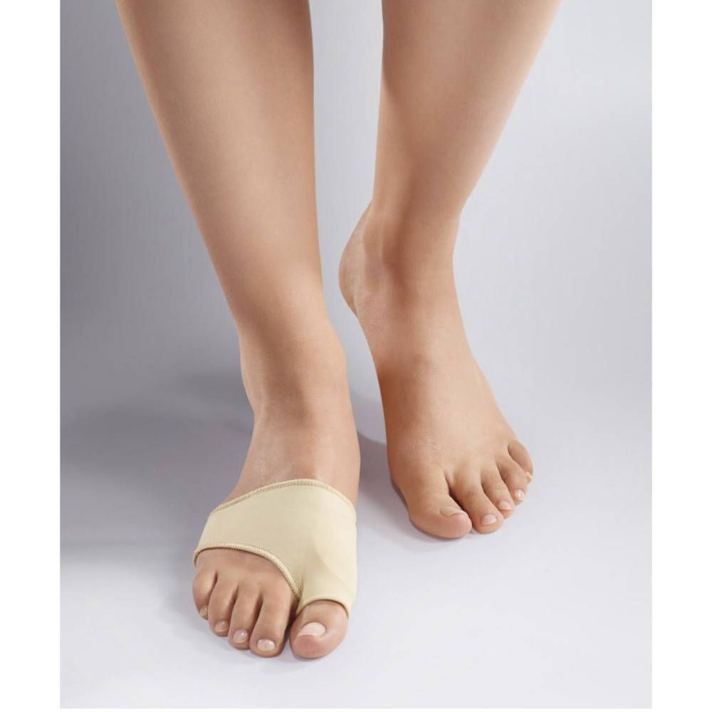 Protection d'orteil beige sur le pied. La protection couvre le gros orteil. Pas d'emballage. Epitact® Hallux Valgus « Oignon » Medium.