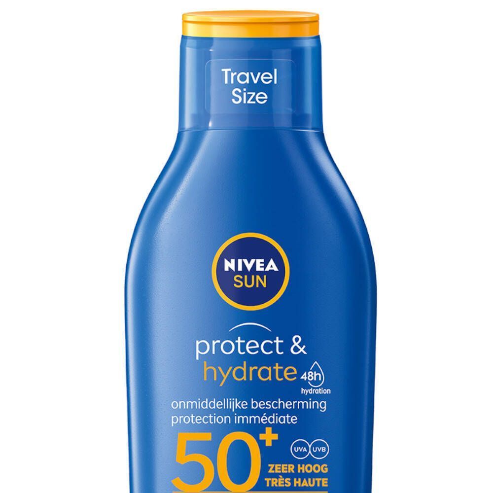 Flacon bleu avec bouchon jaune. Inscription: Nivea Sun Protect & Hydrate, SPF50+. Avec étiquette Travel Size.