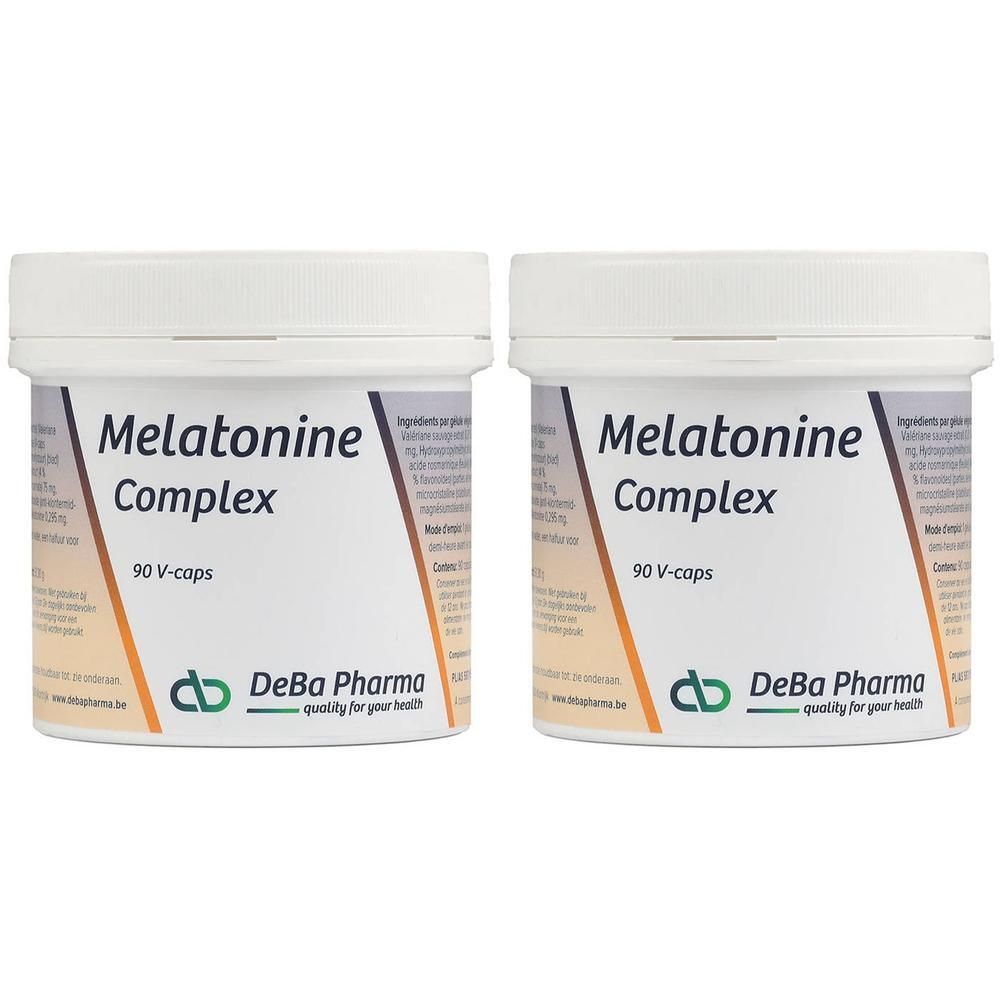 Deux pots blancs avec couvercles. Inscription: Melatonine Complex, 90 V-caps. Logo DeBa Pharma.