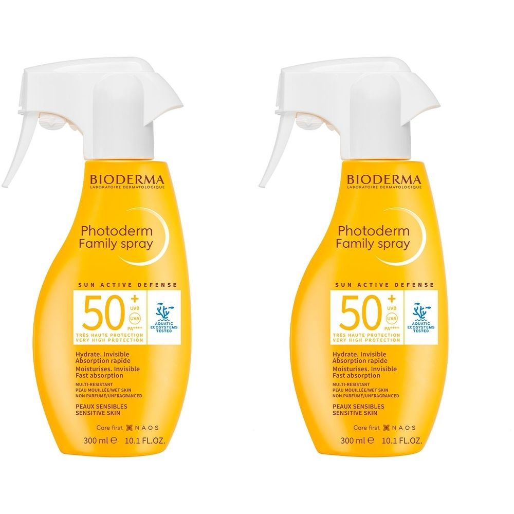 Deux flacons spray jaunes avec pulvérisateur blanc. Inscription: BIODERMA Photoderm Family Spray SPF50+. Contenance 300 ml.