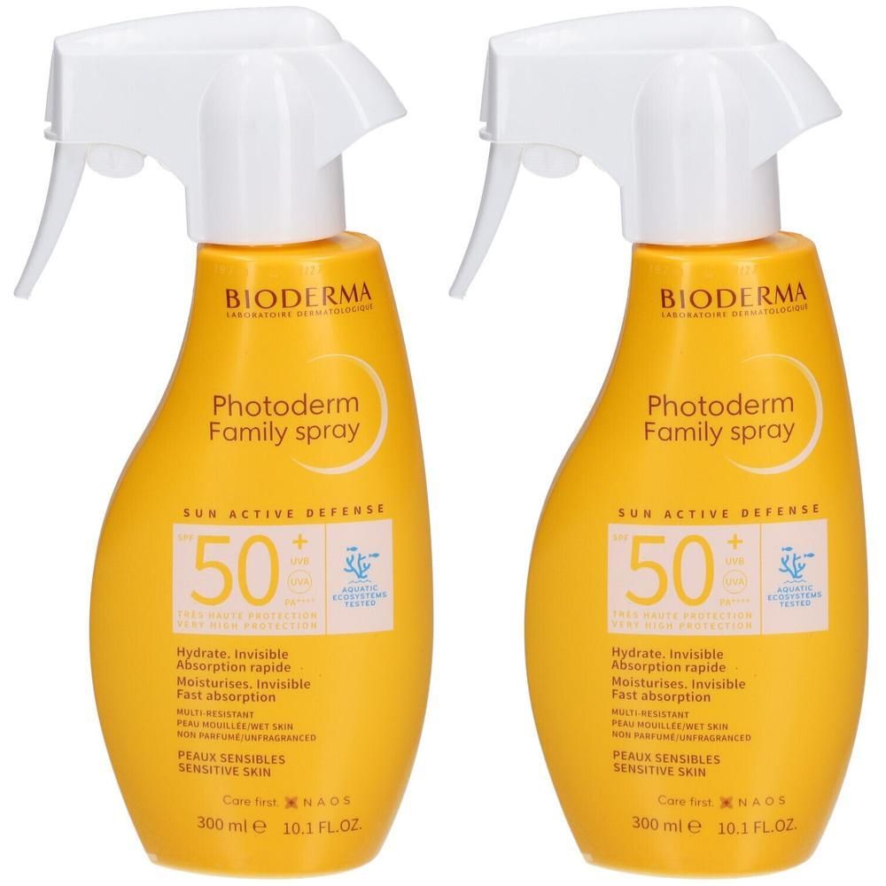 Deux flacons spray jaunes avec pulvérisateur blanc. Inscription: BIODERMA Photoderm Family Spray SPF50+. Contenance 300 ml.