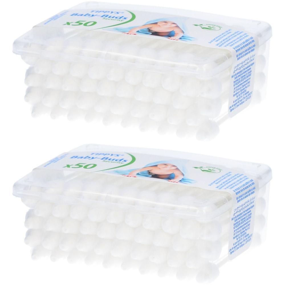 Deux paquets de cotons-tiges Tippys pour bébés, 50 pièces chacun. Boîtes transparentes en plastique avec cotons-tiges blancs.