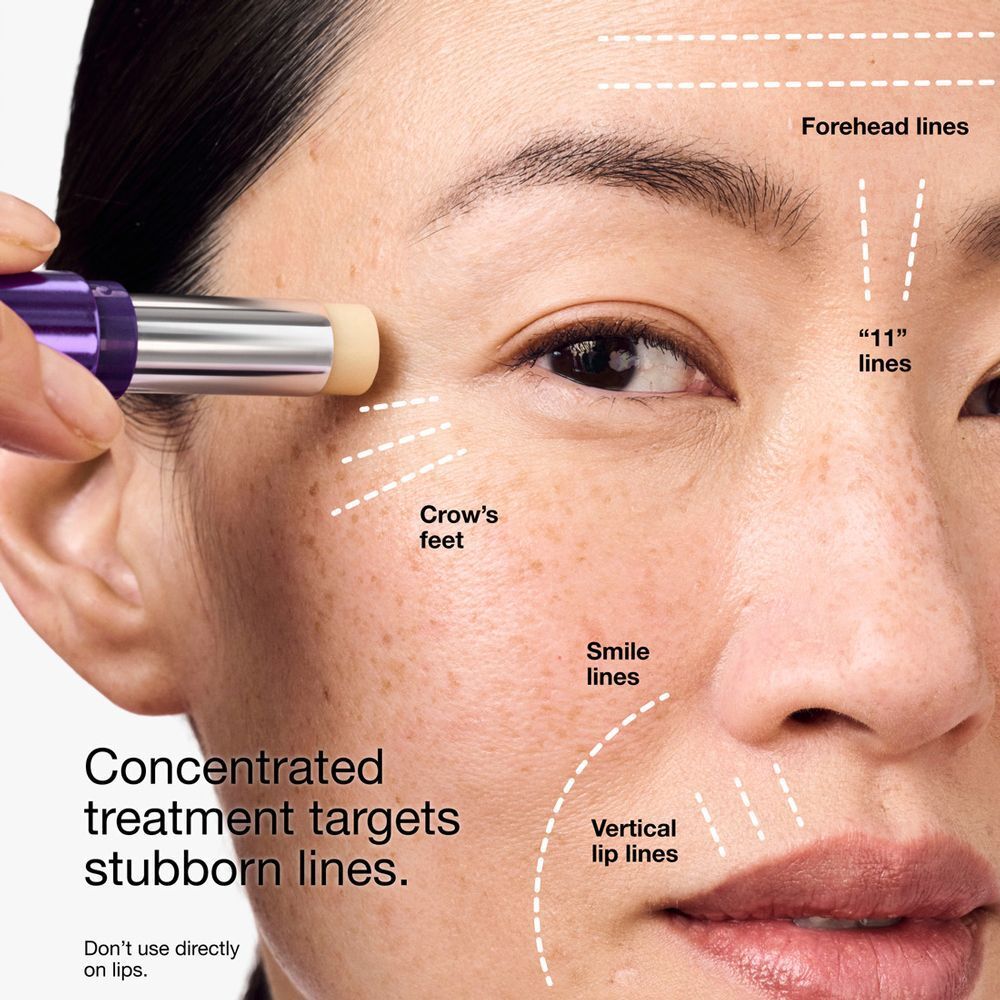 Gros plan d'un visage avec des lignes dessinées. Le bâton est appliqué sur la peau. Texte: "Le traitement concentré cible les rides tenaces".