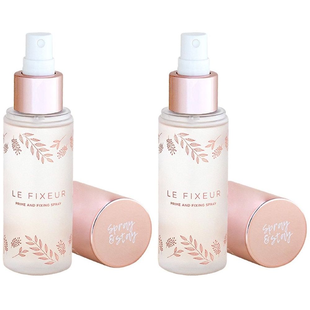 Deux flacons vaporisateurs avec bouchons or rose. Inscription: LE FIXEUR, PRIME AND FIXING SPRAY. Bouchons avec Spray & Stay.