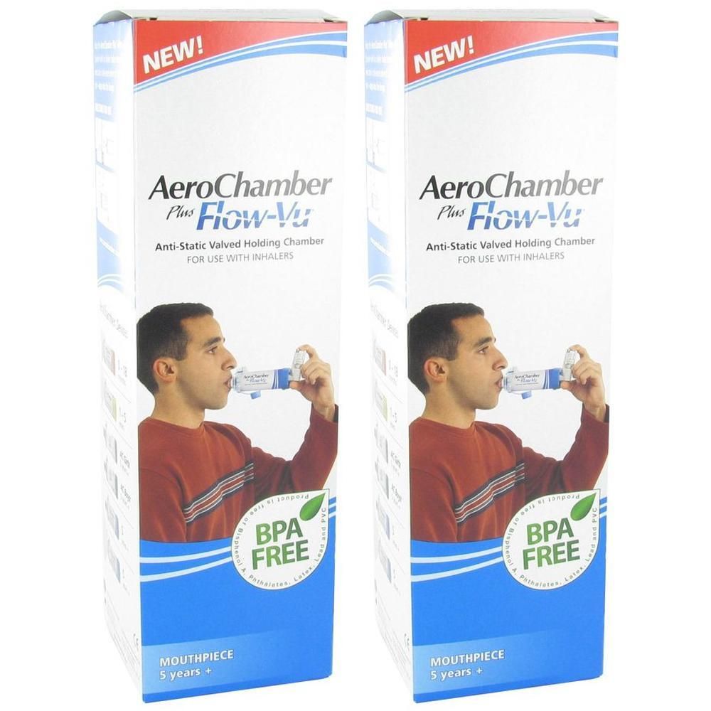 Deux boîtes AeroChamber Plus Flow-Vu. Inscription: Anti-Static Valved Holding Chamber. Sans BPA. Homme utilisant un inhalateur.