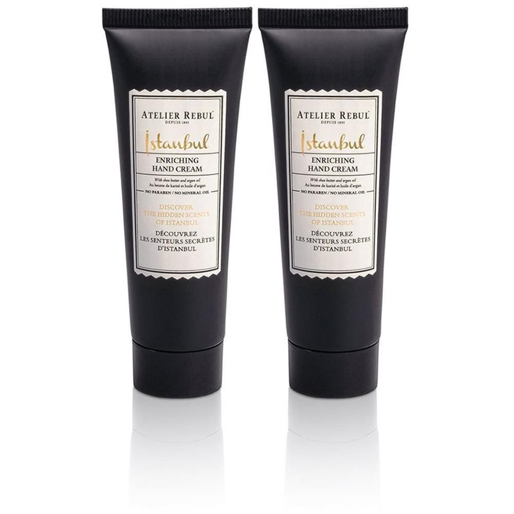 Deux tubes noirs de crème pour les mains avec étiquette blanche. Inscription : ATELIER REBUL Istanbul Enriching Hand Cream.