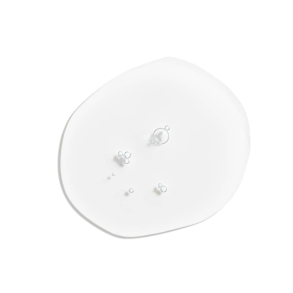 Liquide clair avec bulles sur fond blanc.