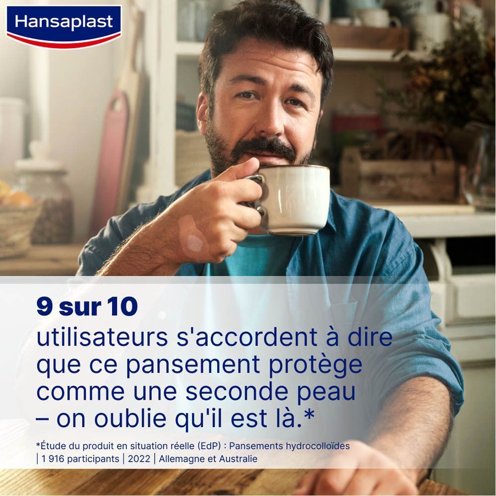 Homme buvant du café. Texte: 9 utilisateurs sur 10 sont d'accord pour dire que le pansement protège comme une seconde peau.