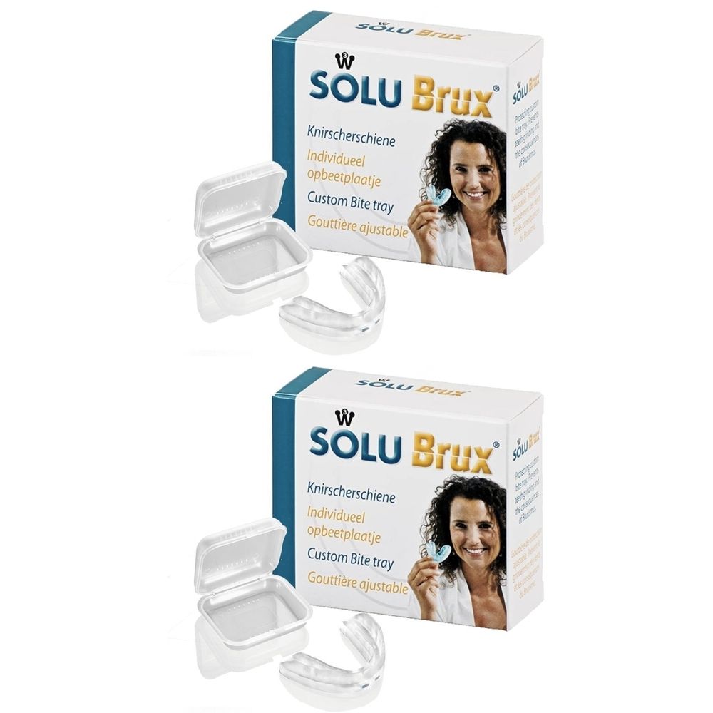 Deux boîtes SOLU Brux avec boîtiers transparents ouverts. Nom du produit et texte en bleu. Knirschierschiene, Custom Bite Tray.