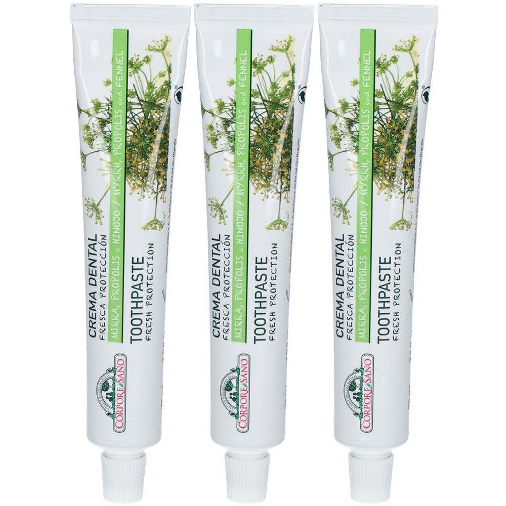 Trois tubes de dentifrice blancs. Inscriptions: CREMA DENTAL, TOOTHPASTE, FRESCA PROTECCIÓN. Marque: Corpore Sano. Motifs verts et bruns.