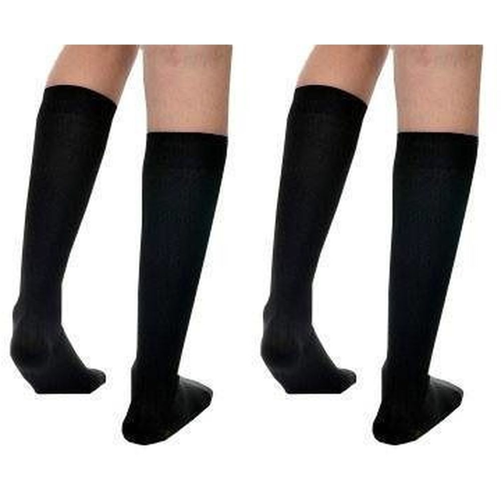 Deux paires de bas noirs. Les bas couvrent le pied et remontent sous le genou. Ils sont faits d'un matériau opaque.