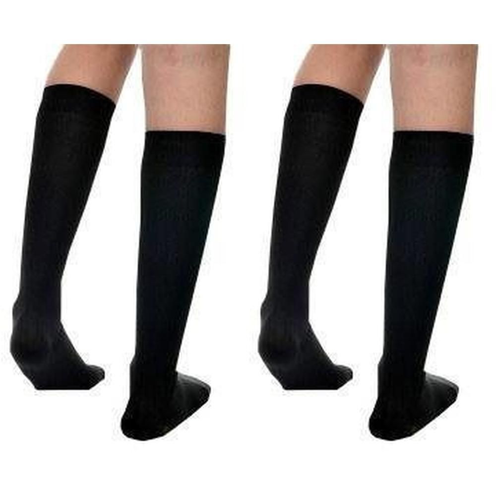 Deux paires de bas noirs. Les bas couvrent le pied et remontent sous le genou. Ils sont faits d'un matériau opaque.