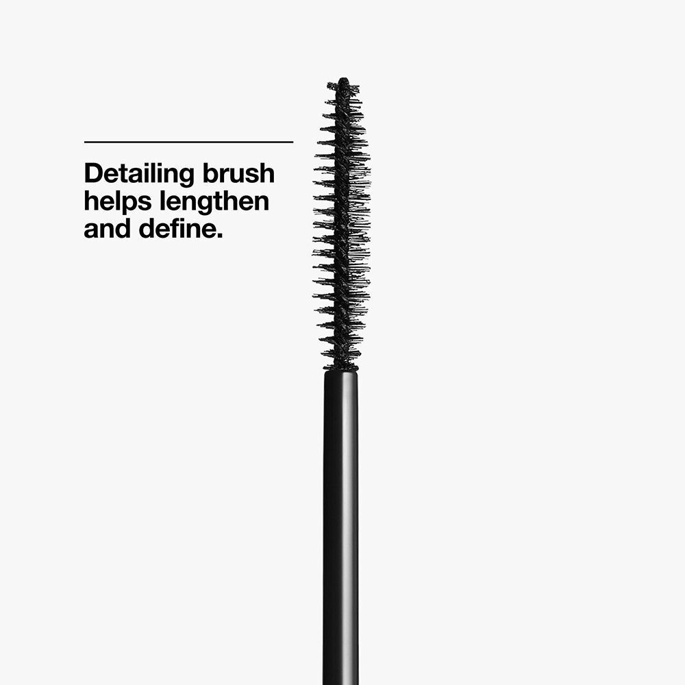 Gros plan d'une brosse de mascara. Texte: Detailing brush helps lengthen and define.