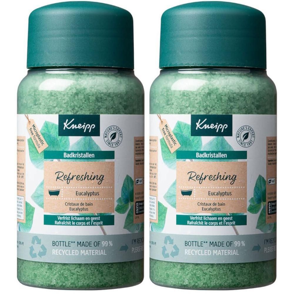 Deux flacons de cristaux de bain verts. Inscription: Kneipp, Refreshing Eucalyptus. Bouchons et étiquettes verts.