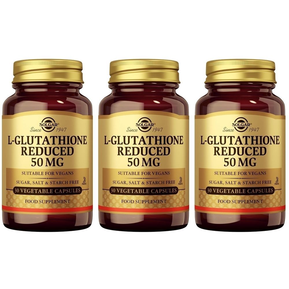 Trois flacons de Solgar L-Glutathion Reduced 50 mg. Flacons en verre brun avec bouchons et étiquettes dorés. Inscription : L-Glutathion Reduced 50 mg.