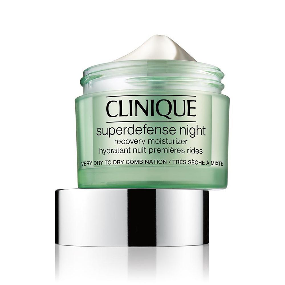 Pot vert avec couvercle argenté, ouvert. Inscription: Clinique Superdefense night, recovery moisturizer, hydratant nuit premières rides.