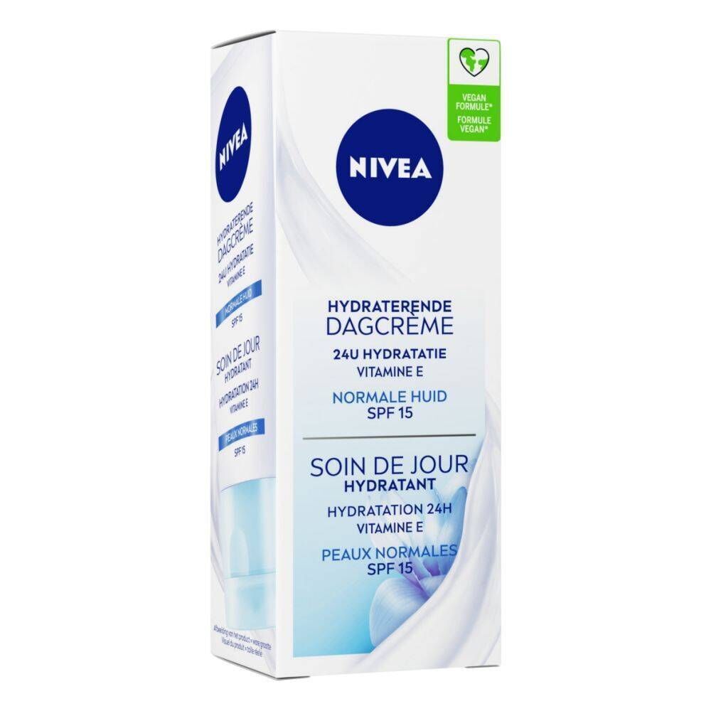 NIVEA Soin de Jour Hydratant SPF15 en emballage. Boîte blanche avec logo bleu. Texte: Hydratation 24H, Vitamine E, Peaux Normales, Vegan.