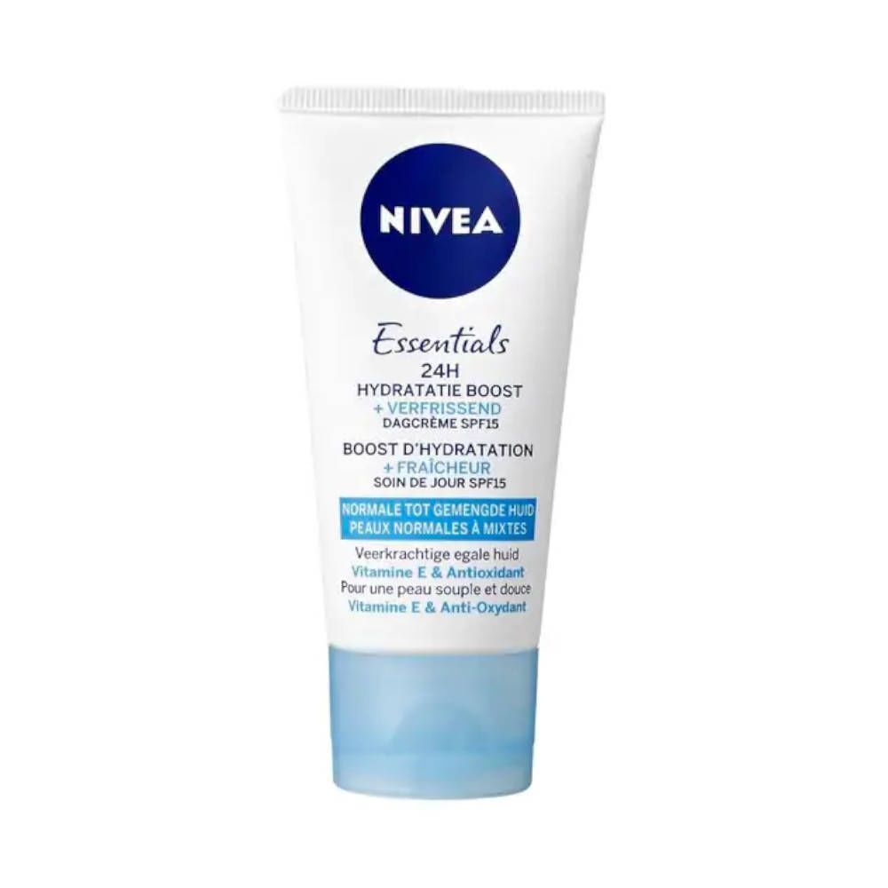 NIVEA Essentials Crème de jour. Tube blanc avec bouchon bleu. Texte: Boost d'Hydratation, SPF15, Peaux normales à mixtes.
