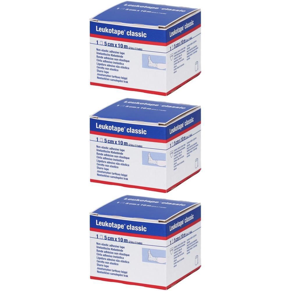 Trois boîtes de Leukotape classic, 5 cm x 10 m. Emballage bleu et blanc avec bordure rouge. Texte et logo.