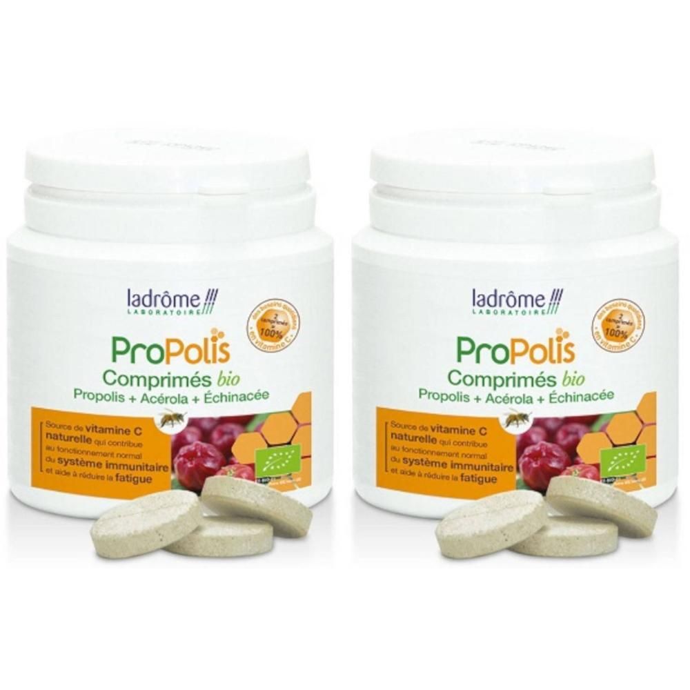 Deux pots blancs avec étiquettes. En dessous, des comprimés. Inscription : Propolis Comprimés bio, vitamine C, acérola + échinacée.