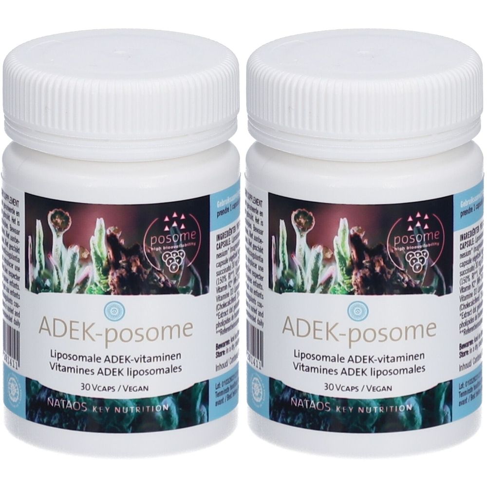Deux flacons blancs avec couvercles. Inscription: ADEK-posome, vitamines ADEK liposomales, 30 Vcaps/Vegan.