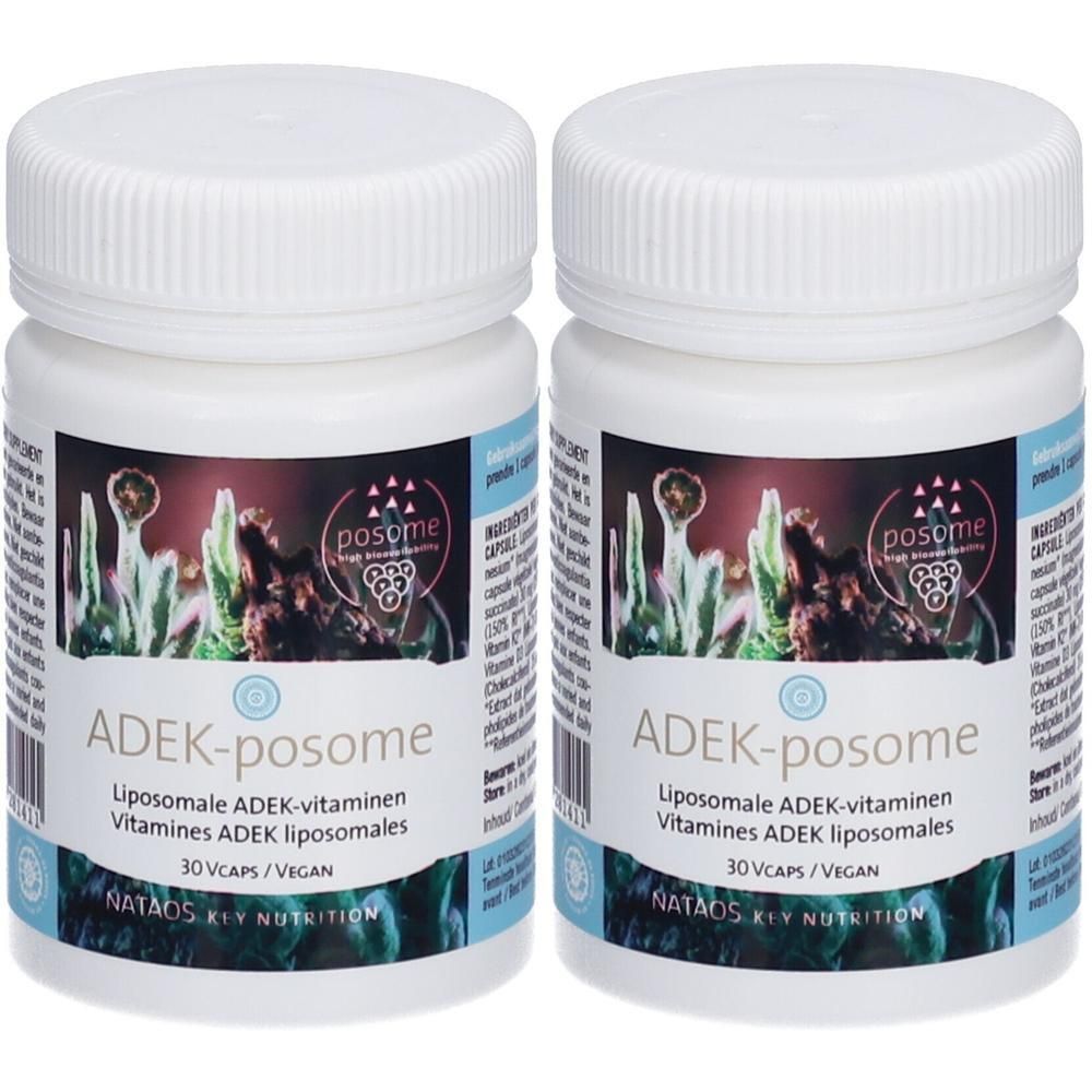 Deux flacons blancs avec couvercles. Inscription: ADEK-posome, vitamines ADEK liposomales, 30 Vcaps/Vegan.