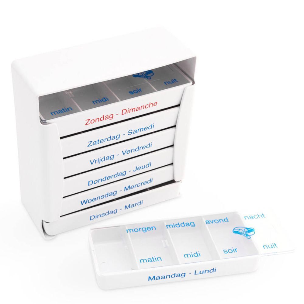 Pilulier blanc à 7 compartiments. Chaque compartiment est étiqueté avec un jour de la semaine. Un compartiment est retiré.