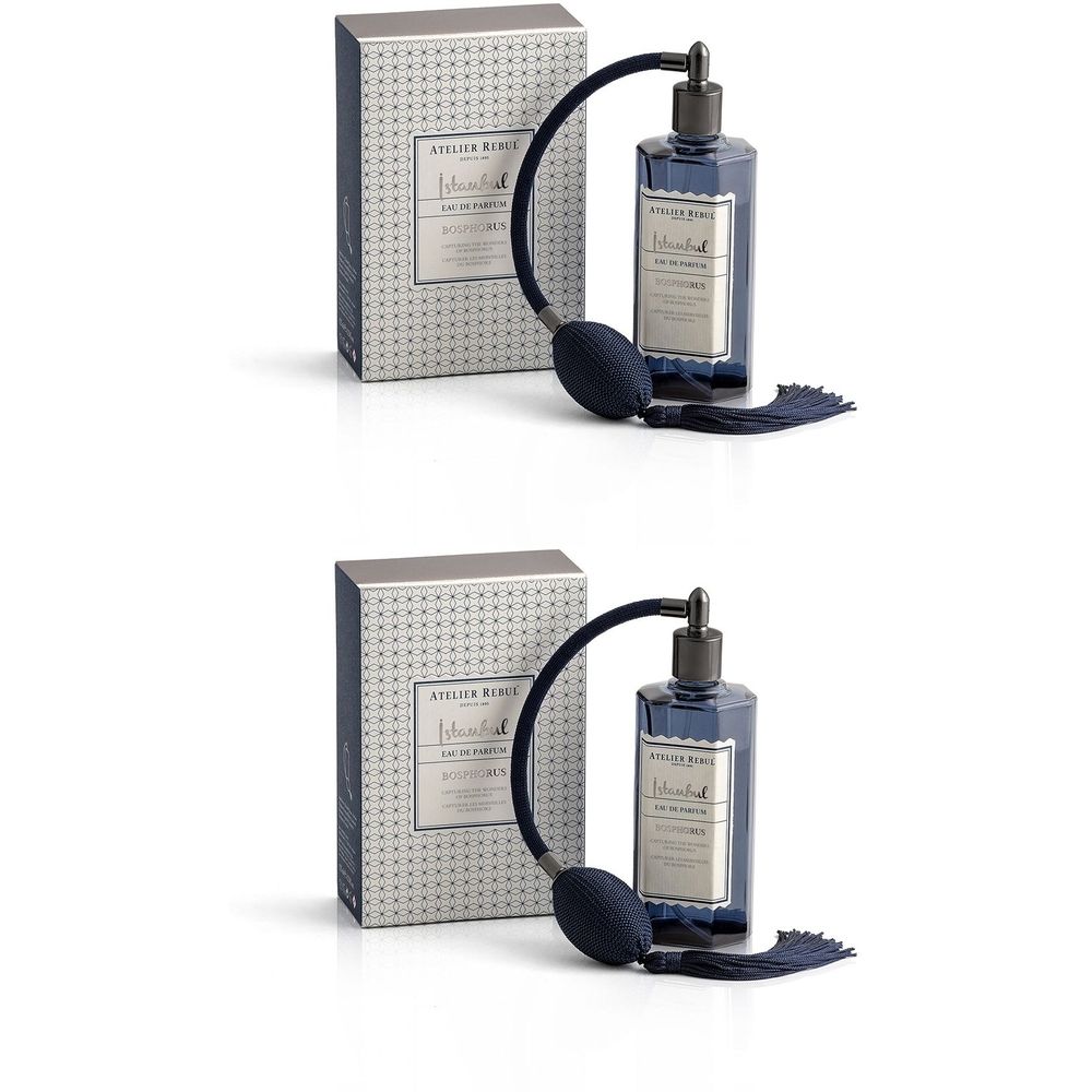 Flacon bleu foncé avec vaporisateur et emballage. Inscription: Istanbul Bosphorus Eau De Parfum. Emballage à motifs bleus.