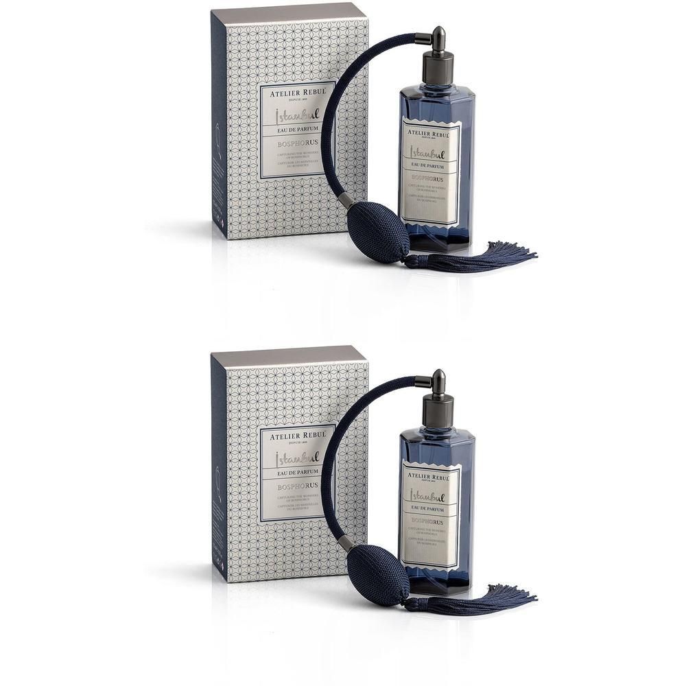 Flacon bleu foncé avec vaporisateur et emballage. Inscription: Istanbul Bosphorus Eau De Parfum. Emballage à motifs bleus.