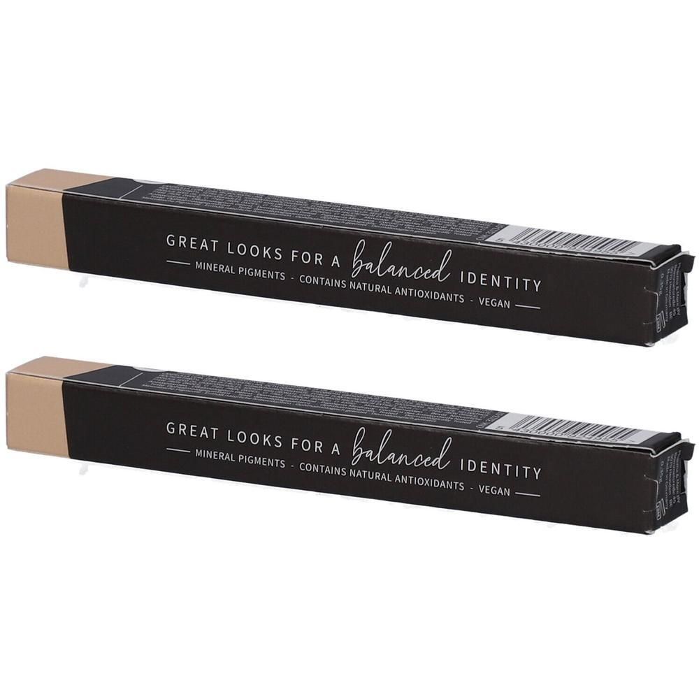 Deux crayons noirs dans un emballage rectangulaire. Inscription: Great Looks for a balanced identity. Pigments minéraux, vegan.