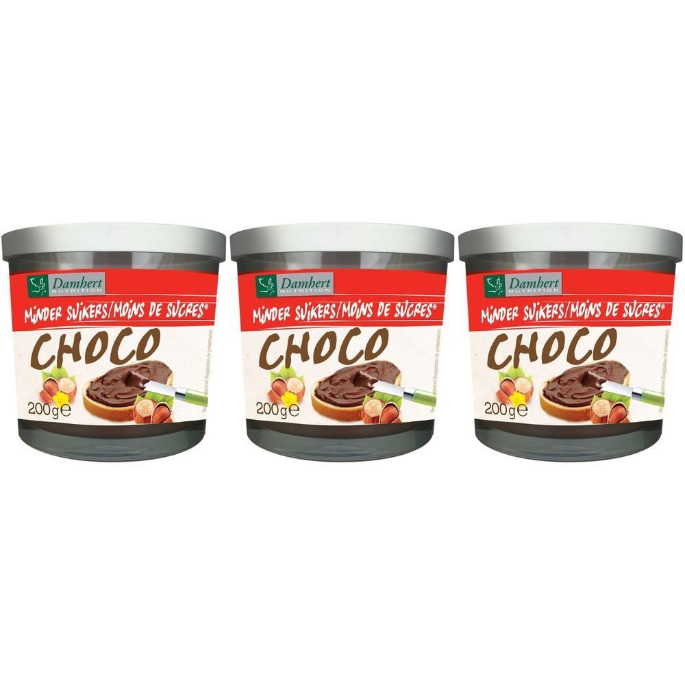 Trois pots de pâte à tartiner chocolat-noisette. Inscription : MINDER SUIKERS/MOINS DE SUCRES. 200g. Illustration de pain tartiné et noisettes.