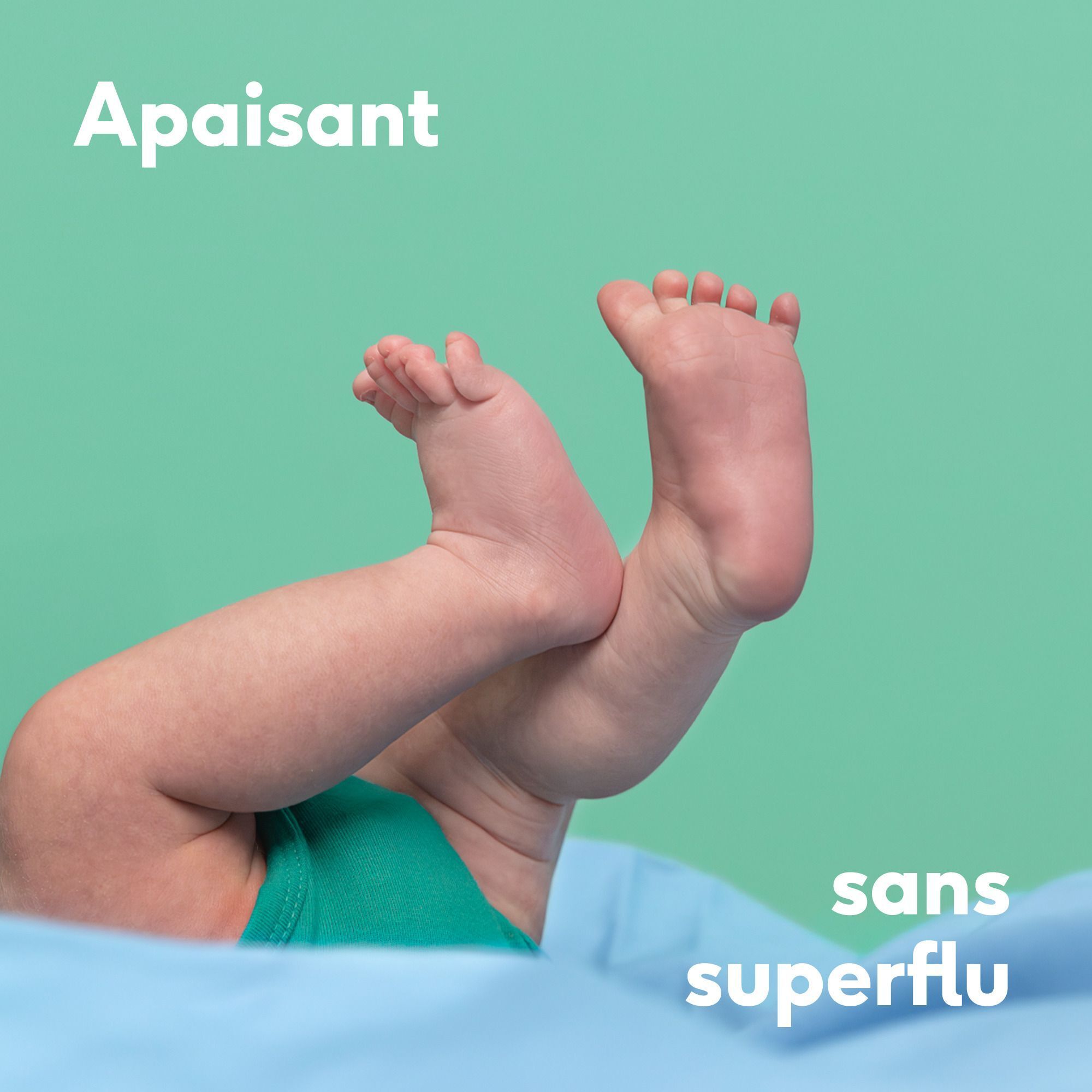 Pieds et jambes de bébé, texte : 'Apaisant. Sans superflu.'