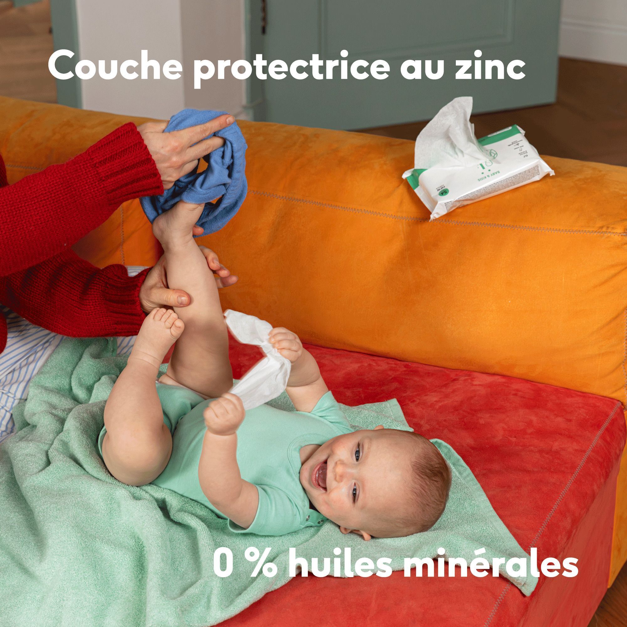 Bébé changeant de couche, avec crème au zinc NAÏF et lingettes, 0% huiles minérales.