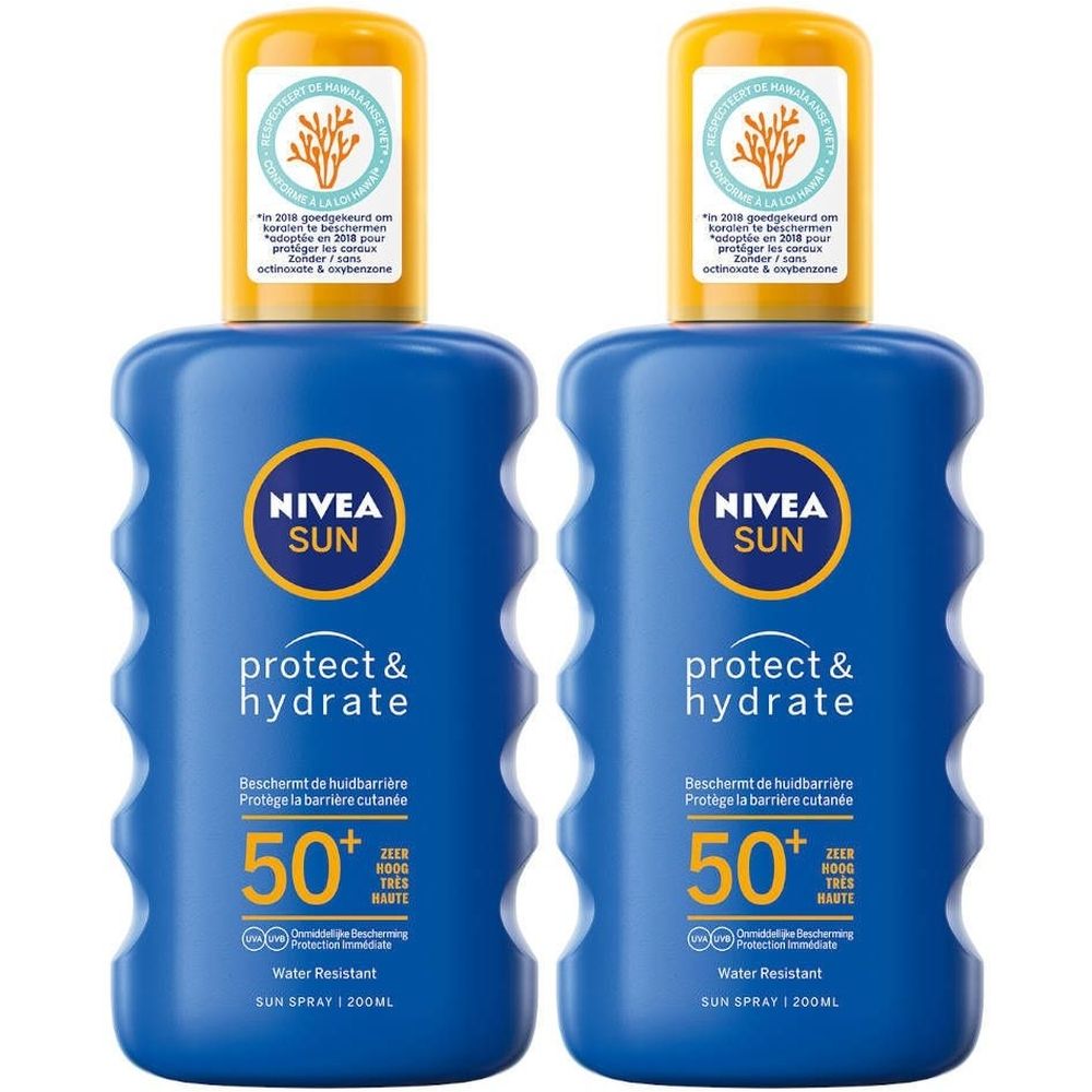 Deux sprays bleus Nivea Sun Protect & Hydrate avec bouchons jaunes. SPF 50+ et texte sur les bouteilles.