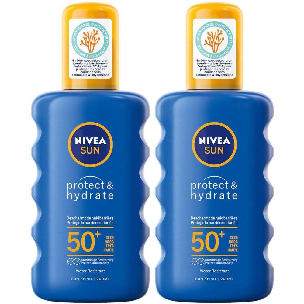 Deux sprays bleus Nivea Sun Protect & Hydrate avec bouchons jaunes. SPF 50+ et texte sur les bouteilles.