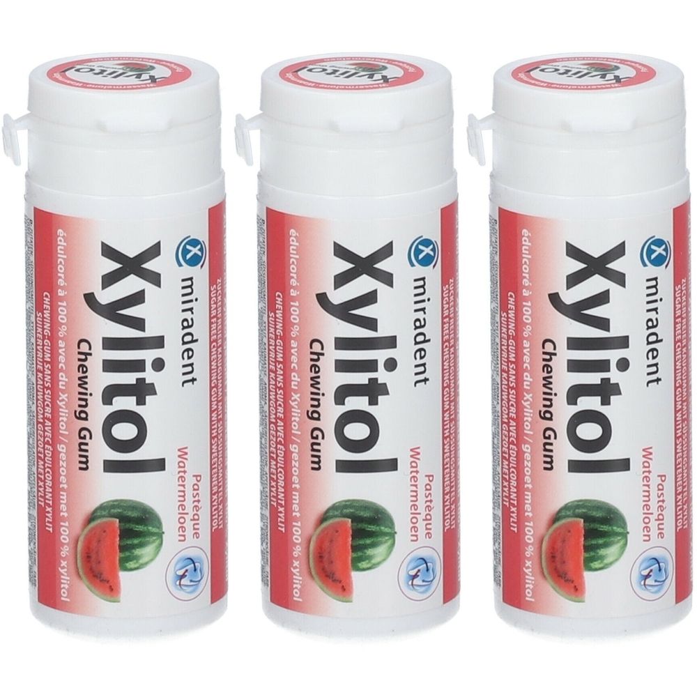 Trois flacons blancs avec étiquettes rouges et blanches. Inscription : Xylitol Chewing Gum, Pastèque. Marque : miradent.