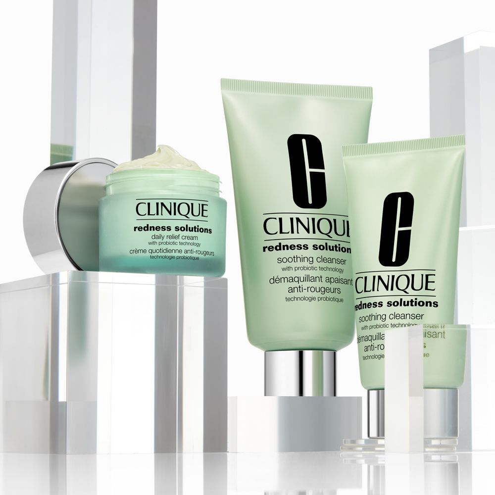 Ensemble de produits: pot, tube et flacon. Inscription: Clinique, Redness Solutions, Daily Relief Cream, Soothing Cleanser.