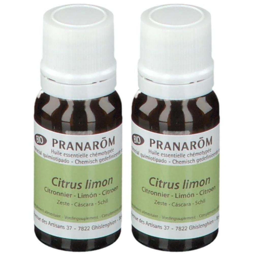Deux flacons d'huile essentielle. Flacons en verre brun, bouchon blanc, étiquette verte. Inscription : Pranarôm, Citrus limon.